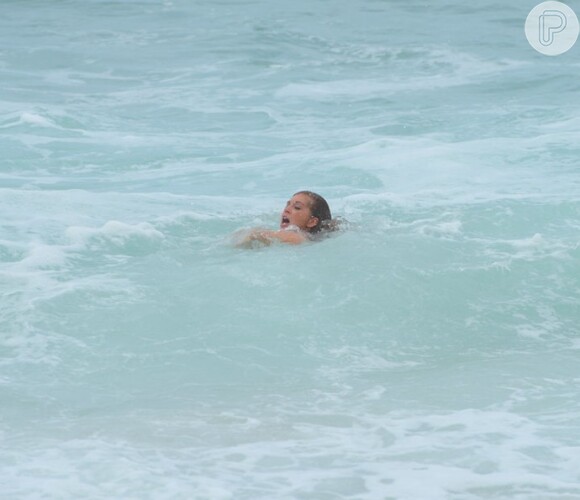 Eliza (Marina Ruy Barbosa) vai desaparecendo entre as ondas, na novela 'Totalmente Demais'