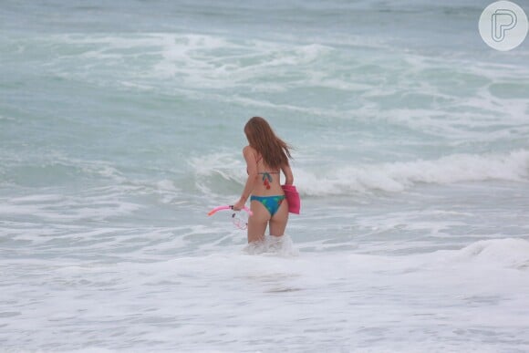 Eliza (Marina Ruy Barbosa) entra no mar e vai em direção ao fundo, na novela 'Totalmente Demais'