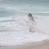 Eliza (Marina Ruy Barbosa) vai andando contra as ondas, na novela 'Totalmente Demais'