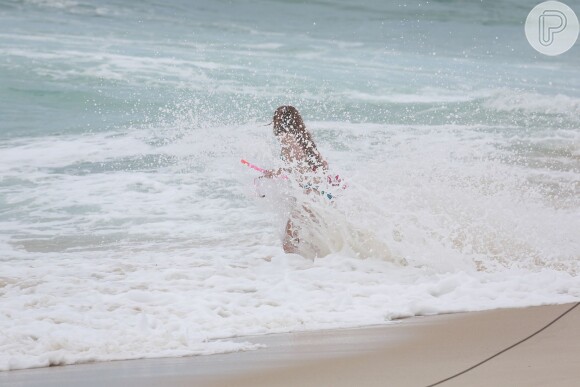 Eliza (Marina Ruy Barbosa) vai andando contra as ondas, na novela 'Totalmente Demais'
