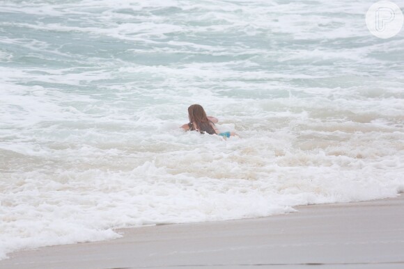 Eliza (Marina Ruy Barbosa) tenta nadar, na novela 'Totalmente Demais'