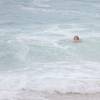 Eliza (Marina Ruy Barbosa) se distancia da praia, na novela 'Totalmente Demais'