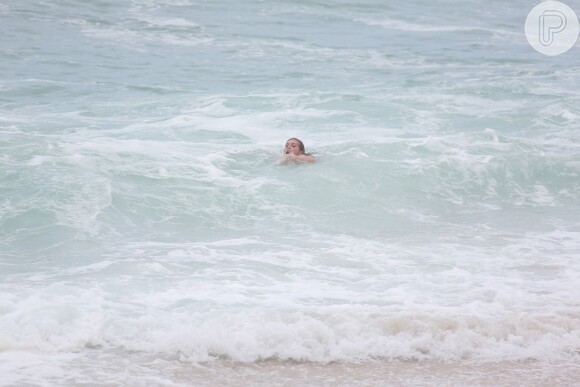 Eliza (Marina Ruy Barbosa) se distancia da praia, na novela 'Totalmente Demais'