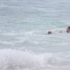 Ao ver Eliza (Marina Ruy Barbosa) se afogando, Arthur (Fábio Assunção) corre para salvá-la, na novela 'Totalmente Demais'
