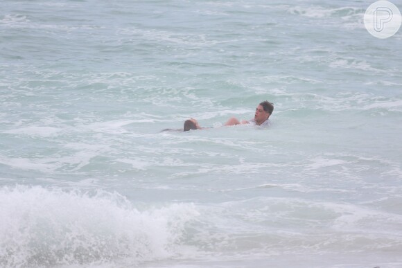 Ao ver Eliza (Marina Ruy Barbosa) se afogando, Arthur (Fábio Assunção) corre para salvá-la, na novela 'Totalmente Demais'