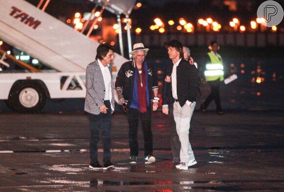 Mick Jagger e os outros integrantes dos Rolling Stones desembarcaram no aeroporto do Galeão, no Rio