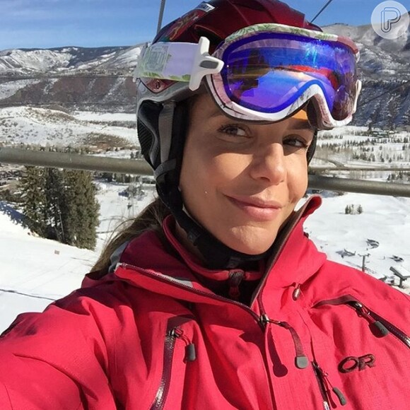 Atualmente Ivete Sangalo está curtindo dias de férias na neve esquiando, mas não revelou o destino
