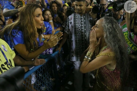 Ivete prestigiou o desfile da Mangueira na Sapucaí e tietou Maria Bethania