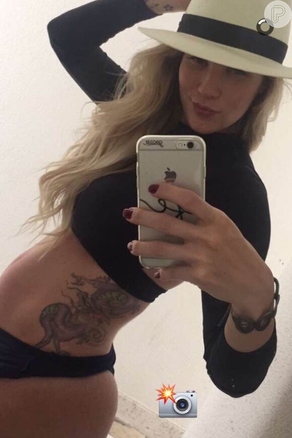 Aline Gotschalg mostrou que a barriguinha está crescendo em foto que ela compartilhou em seu perfil no Snapchat