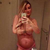 Grávida, ex-BBB Aline Gotschalg faz topless: 'Curvas mais bonitas que já tive'