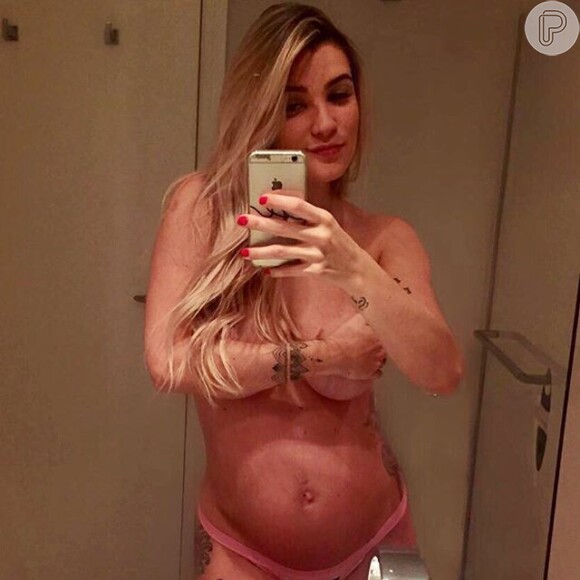 Aline Gotschalg publicou um clique em seu perfil no Instagram exibindo a barriguinha de grávida, nesta quinta-feira, 18 de fevereiro de 2016