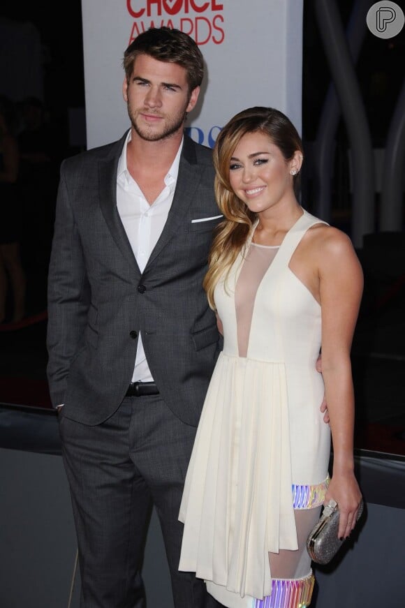 Miley Cyrus e Liam Hemsworth realizaram cerimônia simbólica de casamento em praia na Austrália, mas planejam oficializar união em março deste ano