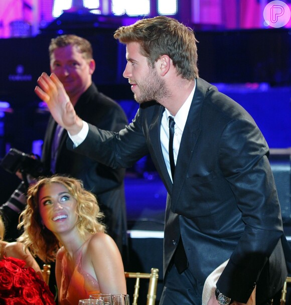 De acordo com a revista 'Life & Style', Liam Hemsworth surpreeendeu a todos quando fez seus votos de casamento para Miley Cyrus. "Miley começou a chorar também. Foi muito emocionante', disse a fonte da revista