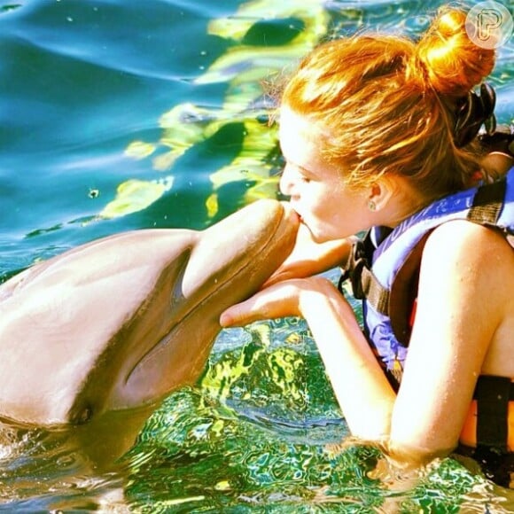 Em viagem aos Estados Unidos, Marina tirou foto beijando um golfinho. Fofos!