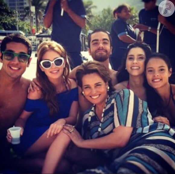 Parte do elenco de 'Amor Eterno Amor' foi parar no Instagram da atriz em 2012. Eles gravavam cenas em praia do Rio de Janeiro