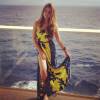 No Caribe, em 2013, Marina postou foto com vestido fendado na frente do mar
