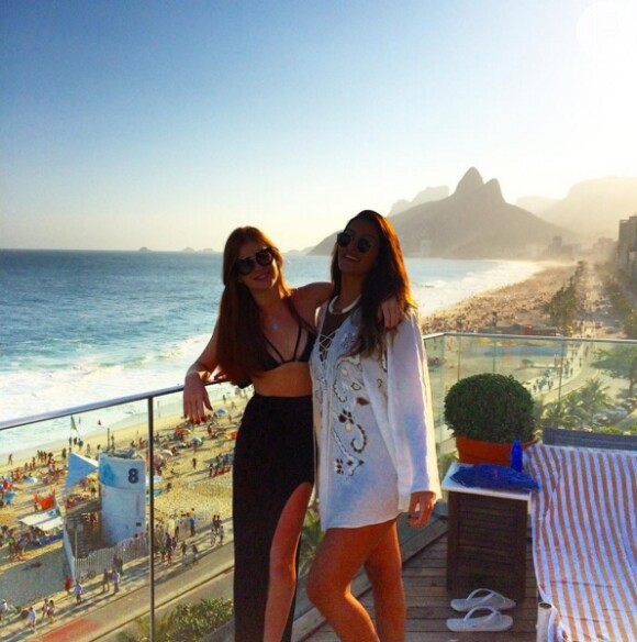 De biquíni e saia fendada, Marina aproveitou o dia com amiga em cobertura na orla de Ipanema, Rio de Janeiro