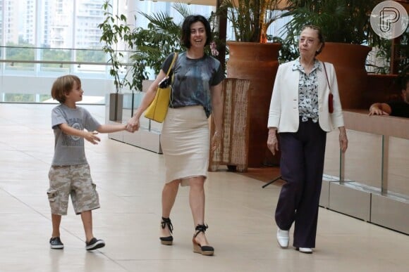 Fernanda Torres gosta de fazer passeios em família com a mãe, Fernanda Montenegro, e o filho, Antônio