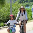 Fernanda Torres é clicada em passeio de bicicleta com o filho, Antônio