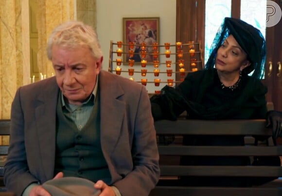 Anastácia (Eliane Giardini) encontra Pancrácio (Marco Nanini) na igreja, em cena da novela 'Êta Mundo Bom!'