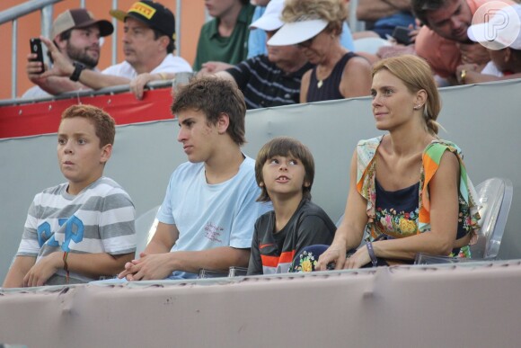 Carolina Dieckmann se diverte ao lado dos filhos, José e Davi, no Rio Open