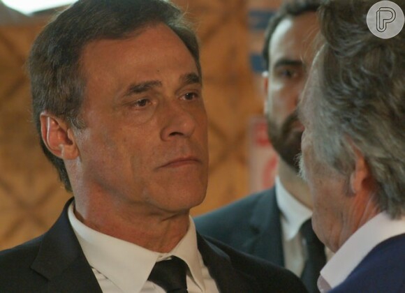 Régis (Oscar Magrini) é coagido a mando de Gibson (José de Abreu), na novela 'A Regra do Jogo'