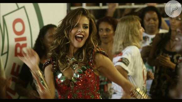 No filme 'Apaixonados', Paloma Bernardi vive a rainha de bateria Sabine, que faz de tudo para projetar uma boa imagem de si própria e namora o carnavalesco Charles (Saulo Rodrigues)