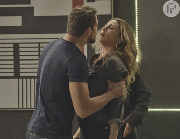 Juliano (Cauã Reymond) ameaça Atena (Giovanna Antonelli) para ser interrogada na delegacia, na novela 'A Regra do Jogo'