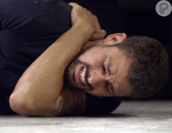 Juliano (Cauã Reymond) pressiona Atena (Giovanna Antonelli) por informações e Ascânio (Tonico Pereira) o golpeia com uma garrafa, em 19 de fevereiro de 2016, na novela 'A Regra do Jogo'
