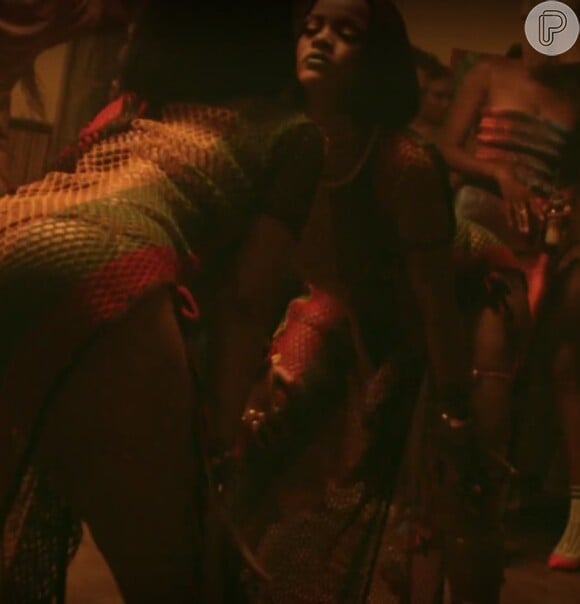 Rihanna rebola e faz poses sensuais no clipe da música 'Work'