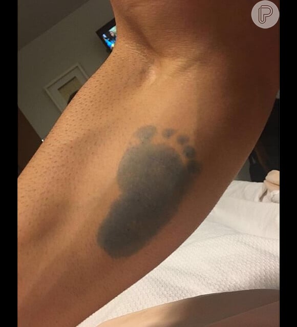 Ex-BBB Rodrigão fez tatuagem do pezinho do filho no braço. 'Meu príncipe', escreveu o sertanejo em sua rede social, neste sábado, 20 de fevereiro de 2016