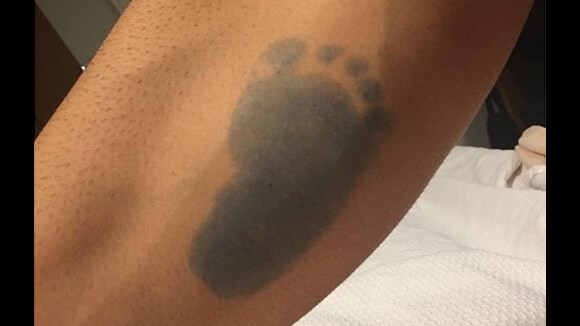 Ex-BBB Rodrigão exibe tatuagem feita em homenagem ao filho no braço: 'Príncipe'