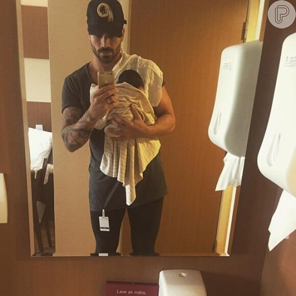 Ex-BBB Rodrigão postou uma foto com o filho recém-nascido no colo 