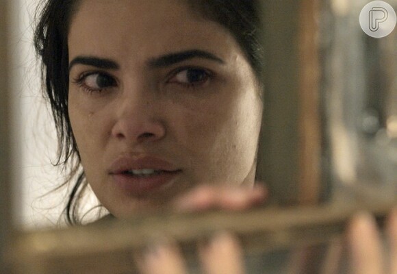 Tóia (Vanessa Giácomo) está num cativeiro, sequestrada por Romero (Alexandre Nero), na novela 'A Regra do Jogo'