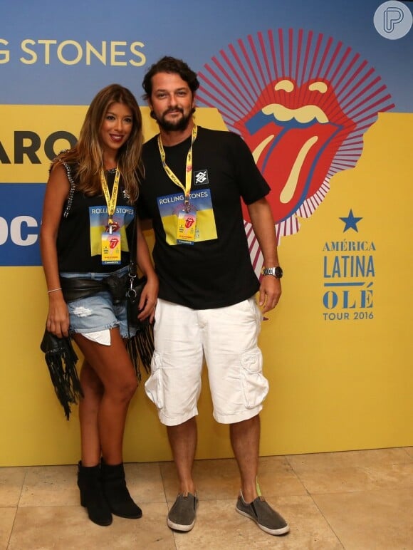 Marcelo Serrado foi fotografado ao lado da mulher, Roberta Fernandes