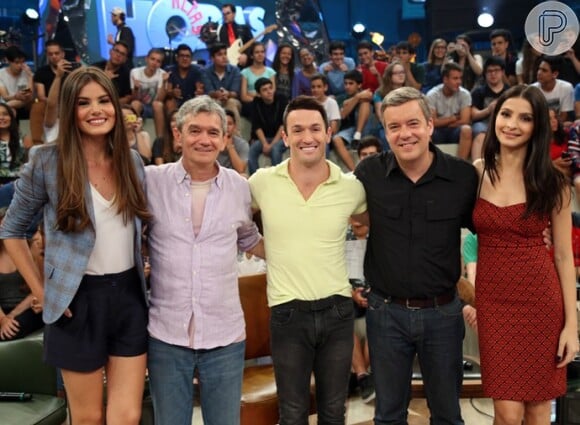 Camila Queiroz participou do 'Altas Horas'