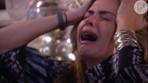 Ana Paula chorou copiosamente ao ver vídeo da família no 'BBB16', na tarde deste domingo, 21 de fevereiro de 2016