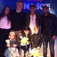 Neymar leva o filho, Davi Lucca, a espetáculo da Disney com amigos do Barcelona