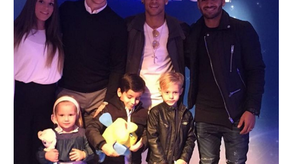 Neymar leva o filho, Davi Lucca, a espetáculo da Disney com amigos do Barcelona