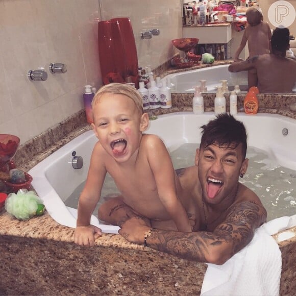 Neymar já postou foto na banheira ao lado de Davi Lucca