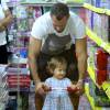 Malvino Salvador é fotografado brincando com a filha, Ayra, em loja de brinquedos em shopping do Rio de Janeiro, em 21 de fevereiro de 2016