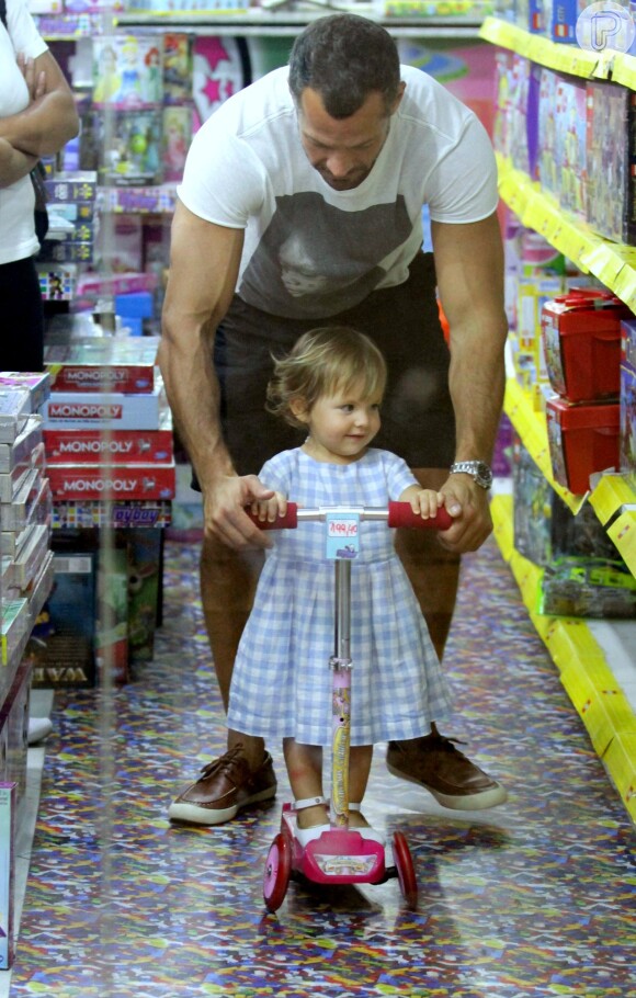 Malvino Salvador é fotografado brincando com a filha, Ayra, em loja de brinquedos em shopping do Rio de Janeiro, em 21 de fevereiro de 2016