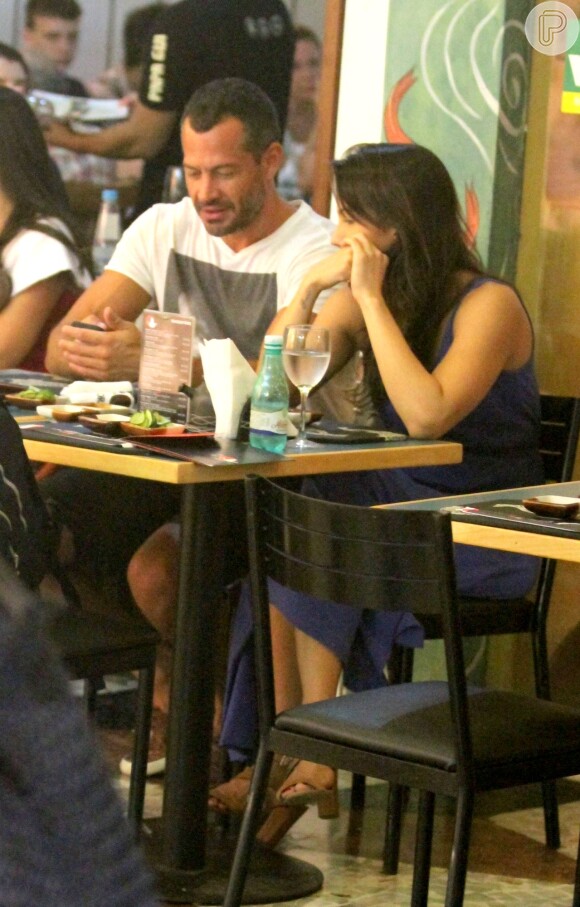 Malvino Salvador também foi flagrado em uma lanchonete com a mulher, Kyra Gracie