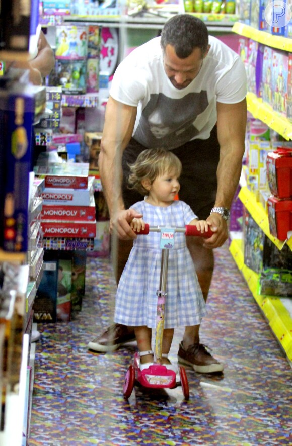 Malvino Salvador é fotografado brincando com a filha, Ayra, em loja de brinquedos em shopping do Rio de Janeiro