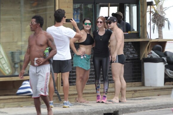 Namorado de Marina Ruy Barbosa faz foto da atriz com fãs na orla da praia