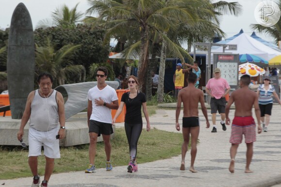 Marina Ruy Barbosa e o namorado, Xandinho Negrão, caminham juntos em orla da praia, neste domingo, 21 de fevereiro de 2016
