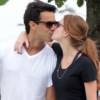 Marina Ruy Barbosa trocou beijos com o namorado, Xandinho Negrão, em passeio pela orla da praia