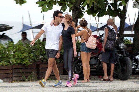 Marina Ruy Barbosa trocou beijos com o namorado, Xandinho Negrão, em passeio pela orla da praia