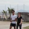 Marina Ruy Barbosa e o namorado, Xandinho Negrão, caminham juntos em orla da praia, neste domingo, 21 de fevereiro de 2016