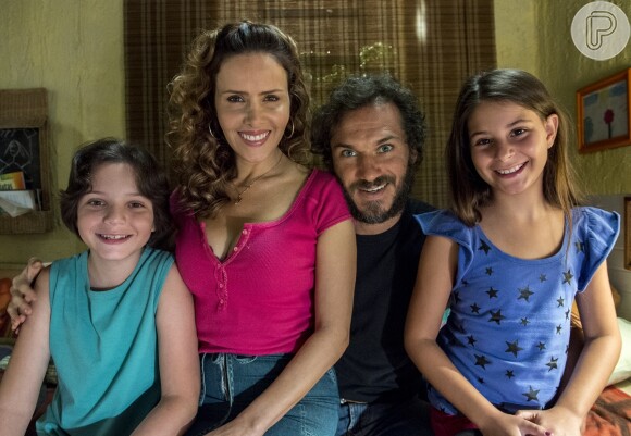 Dino (Paulo Rocha) arma uma surpresa com Gilda (Leona Cavalli) e a família, para irem assistir à final do concurso, mas quer mesmo é roubar o prêmio de Eliza (Marina Ruy Barbosa)